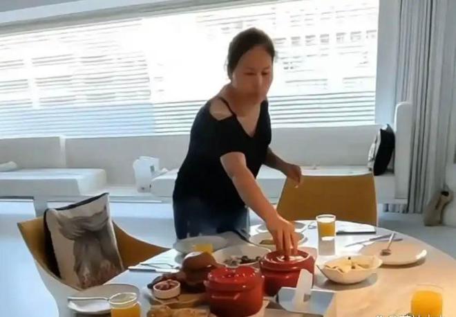 小菲郁躁症复发开跑车直奔豪宅吊唁大S开元棋牌网站小S回应斥资百万包机汪(图4)
