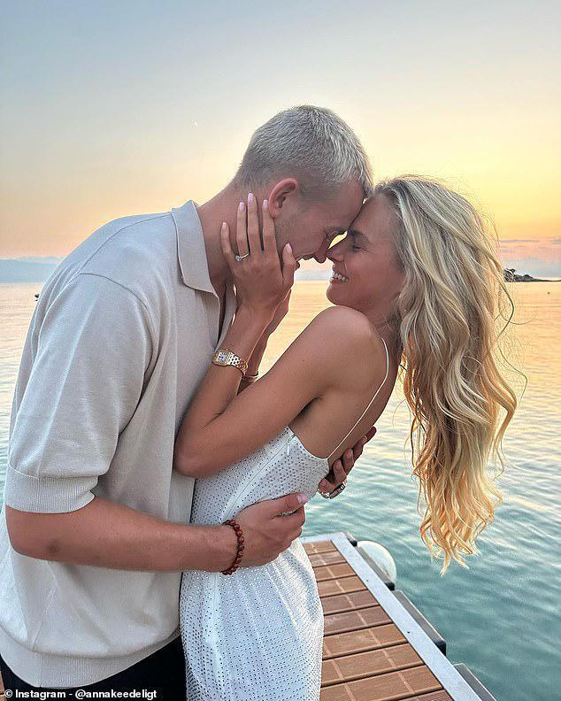 迷占卜+算命 二人已分居将离婚 灵修分歧成导火索开元棋牌app曼联26岁后卫陷入婚姻噩梦:妻子沉(图3) 迷占卜+算命 二人已分居将离婚 灵修分歧成导火索开元棋牌app曼联26岁后卫陷入婚姻噩梦:妻子沉(图3)