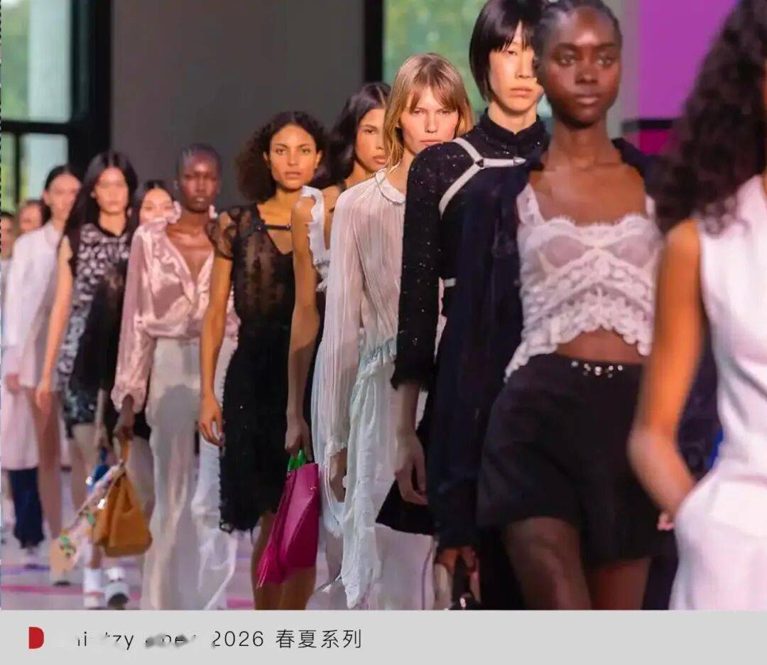 春夏巴黎时装周：谁在逼近国际舞台中心？开元棋牌WWD LIVE 直击 2026(图13)