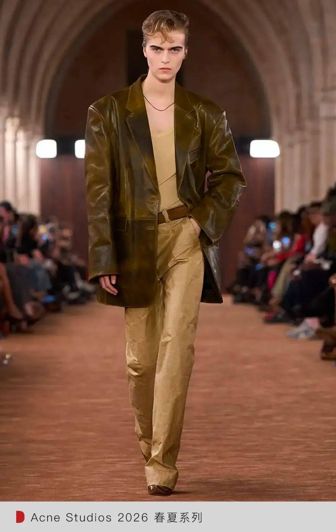 春夏巴黎时装周：谁在逼近国际舞台中心？开元棋牌WWD LIVE 直击 2026(图19)